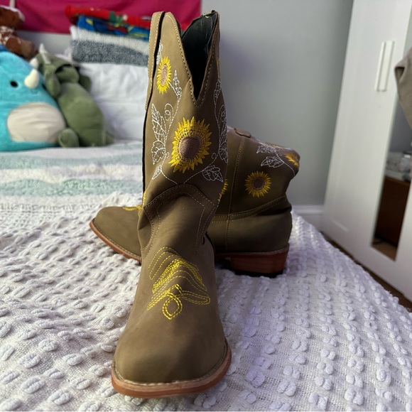 Shoes - Women’s cowboy boots with sunflowers embroidered. New only tried on.